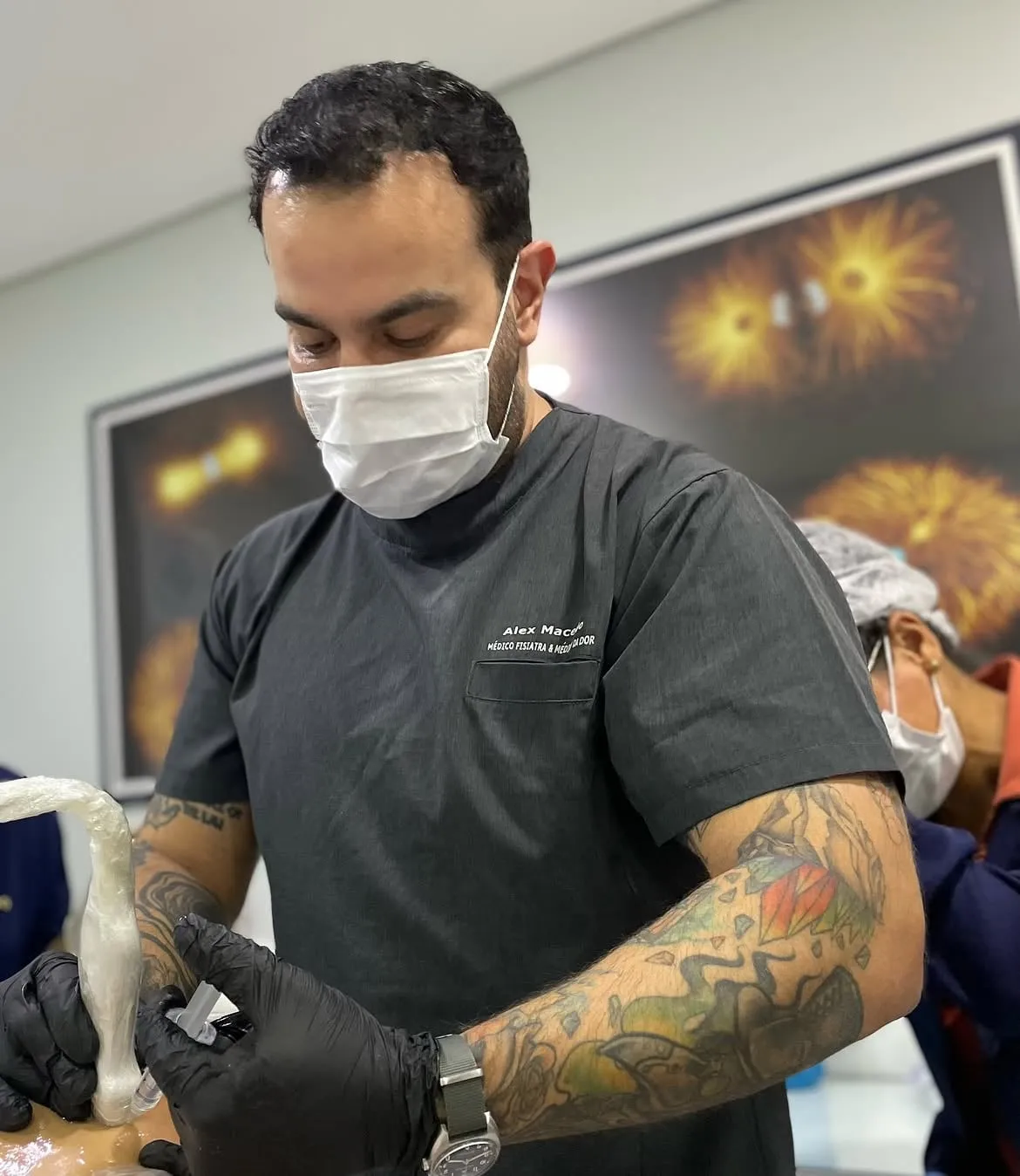 Dr. Alex Macedo realizando um procedimento guiado por ultrassom